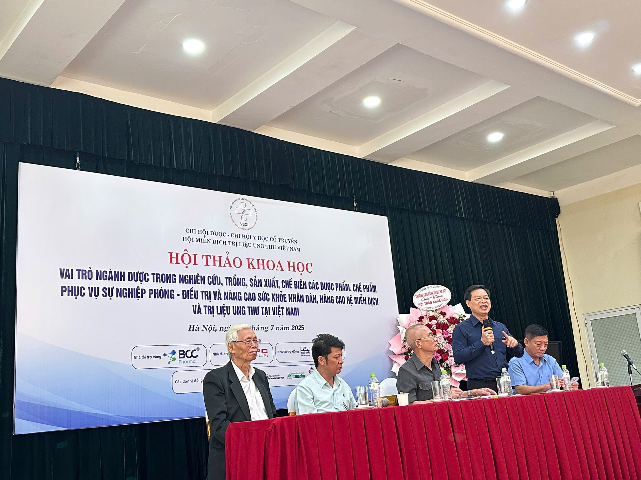 Tiến sĩ Nguyễn Văn Năm thuyết trình tại hội thảo khoa học về miễn dịch và ung thư - hội miễn dịch trị liệu ung thư Việt Nam